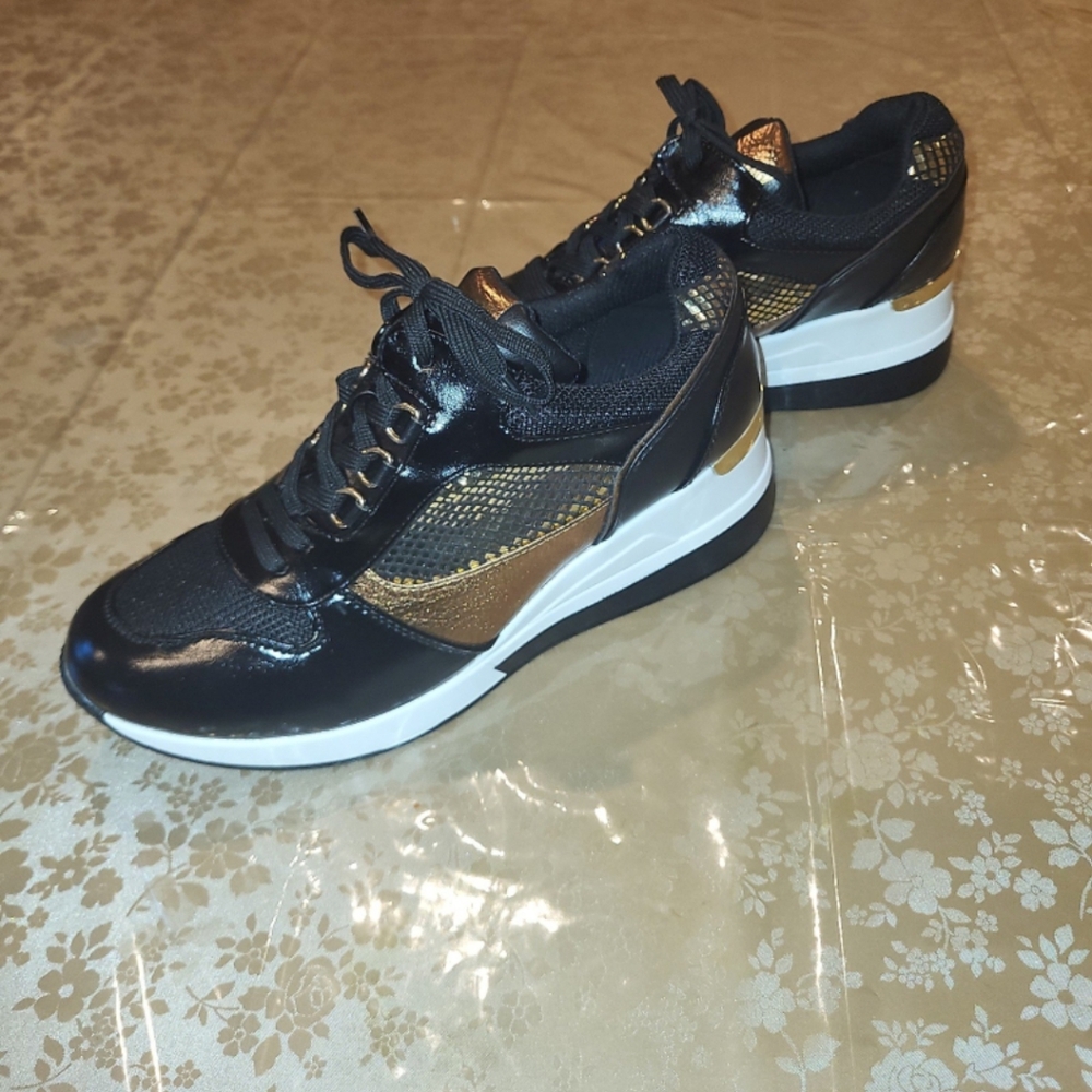 Shoes - Picture 5 of 6